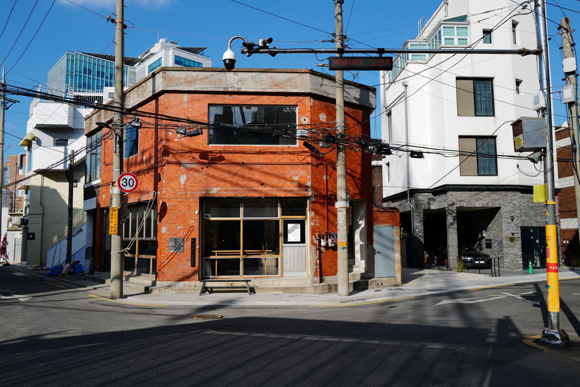 Starbucks Korea Mandates Nationwide Closure for Historical Awareness Training Following Brand Crisis