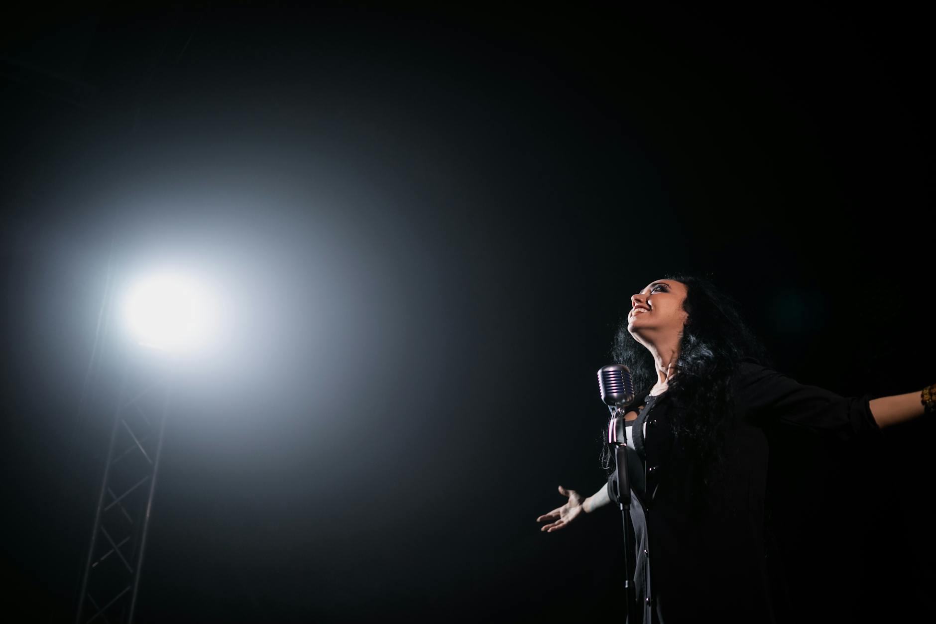 Rod Stewart Returns to Las Vegas Stage After Recent Health Scare