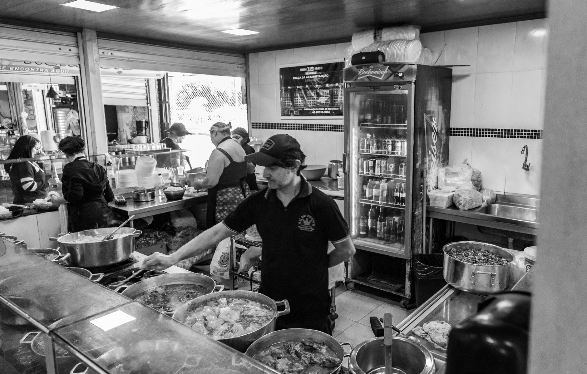 Venezuelan Doctors Transform Fast-Food Restaurant into Emergency Clinic Following Earthquake