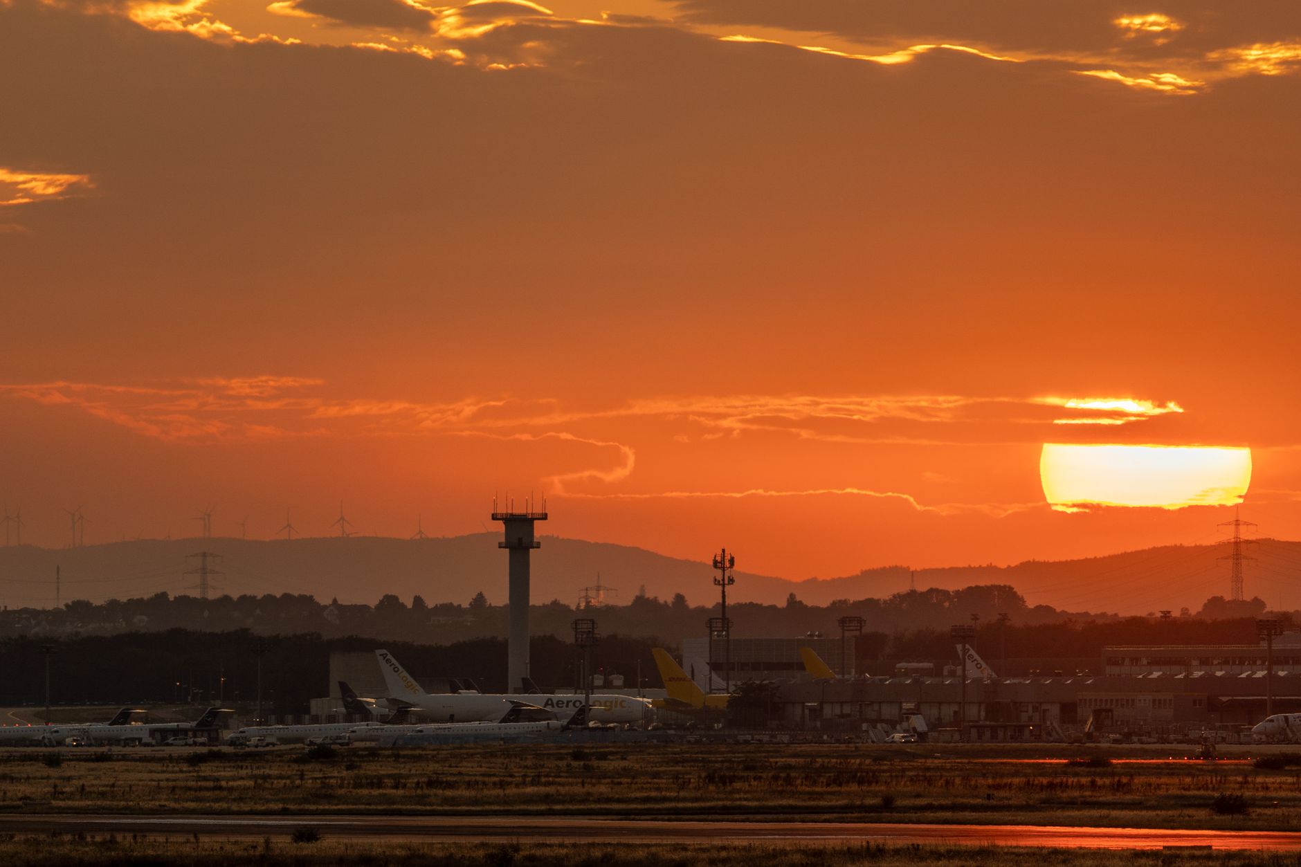 WestJet Begins Proactive Fleet Groundings Amid Flight Attendant Strike Threat